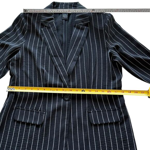 Womens Blazer Small Black Pinstripe Mid Sleeve Structured Workwear - Picture 3 of 6